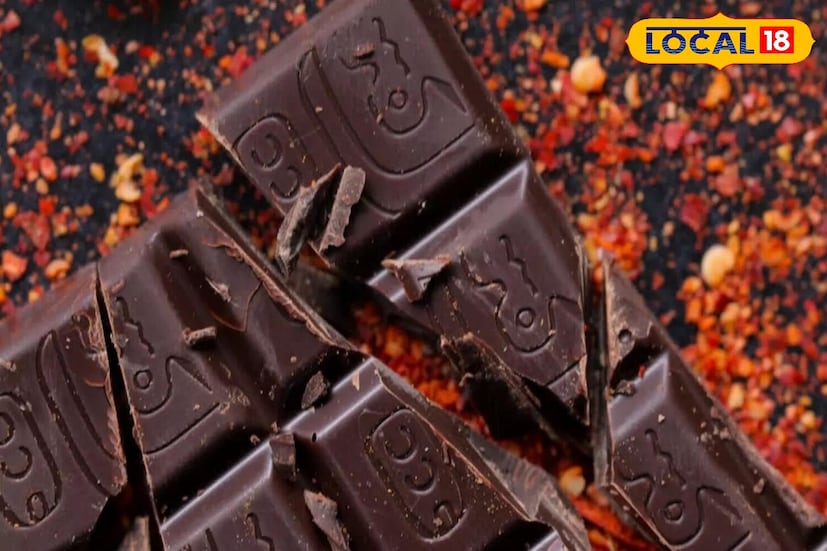 मासिक पाळीच्या दरम्यान पोट आणि पाठदुखी, थकवा आणि मूड स्विंग्स कमी करण्यासाठी डार्क चॉकलेट हा एक सोपा मार्ग आहे. त्यातील मॅग्नेशियम, लोह आणि अँटीऑक्सिडंट्स स्नायूंना आराम देतात, थकवा कमी करतात आणि मूड सुधारतात. मासिक पाळीतील पोट, पाठदुखी किंवा क्रॅम्प्स कमी करण्यासाठी डार्क चॉकलेट मदत करते, यातील मॅग्नेशियम गर्भाशयाच्या स्नायूंना आराम देते, स्नायूंचा ताण कमी करते आणि पेटके कमी करण्यास मदत करते. मासिक पाळीच्या दरम्यान पोट आणि पाठदुखी, थकवा आणि मूड स्विंग्स कमी करण्यासाठी डार्क चॉकलेट हा एक सोपा मार्ग आहे. त्यातील मॅग्नेशियम, लोह आणि अँटीऑक्सिडंट्स स्नायूंना आराम देतात, थकवा कमी करतात आणि मूड सुधारतात. मासिक पाळीतील पोट, पाठदुखी किंवा क्रॅम्प्स कमी करण्यासाठी डार्क चॉकलेट मदत करते, यातील मॅग्नेशियम गर्भाशयाच्या स्नायूंना आराम देते, स्नायूंचा ताण कमी करते आणि पेटके कमी करण्यास मदत करते.