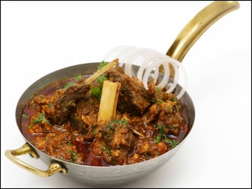 सुट्टीच्या दिवशी मटणवर ताव मारताय? मग 'या' 5 गोष्टी चुकूनही खाऊ नका सुट्टीच्या दिवशी मटणवर ताव मारताय? मग 'या' 5 गोष्टी चुकूनही खाऊ नका