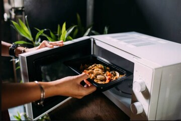 मायक्रोवेव्हमध्ये 'हे' पदार्थ ठेवताना घ्या काळजी; एका चुकीने होऊ शकतो मोठा स्फोट