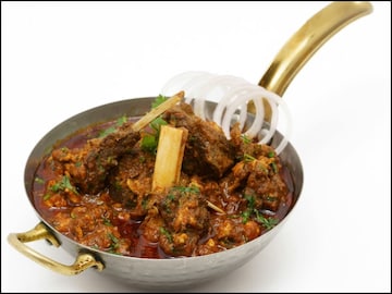 मटण खाल्ल्यानंतर लगेच 'हे' 5 पदार्थ खाऊ नका, शरीरात जाताच बनतील विषारी! मटण खाल्ल्यानंतर लगेच 'हे' 5 पदार्थ खाऊ नका, शरीरात जाताच बनतील विषारी!