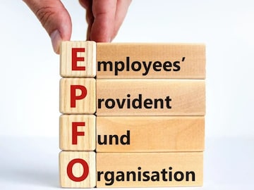प्रायव्हेट सेक्टरच्या कर्मचाऱ्यांसाठी गुड न्यूज! EPFO पेन्शन होऊ शकते ₹5,000 प्रायव्हेट सेक्टरच्या कर्मचाऱ्यांसाठी गुड न्यूज! EPFO पेन्शन होऊ शकते ₹5,000