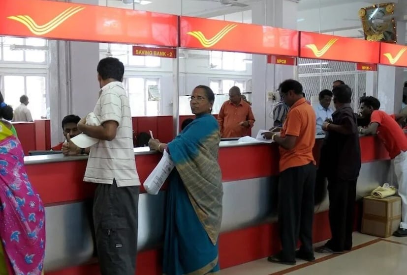 Post Office Scheme: पोस्ट ऑफिसकडे एक उत्तम स्किम आहे जी सामान्य माणसासाठी खूप फायदेशीर आहे. दररोज फक्त 500 रुपये बचत केल्याने दीर्घकाळात लाखो रुपये वाढू शकतात. ही योजना पोस्ट ऑफिस रिकरिंग डिपॉझिट (RD) योजना आहे. सध्या, जानेवारी 2026 पर्यंत, त्याचा व्याजदर वार्षिक 6.7 टक्के आहे, जो तिमाही चक्रवाढ आहे. याचा अर्थ तुमचे पैसे वाढतच राहतात. या योजनेचा कालावधी 5 वर्षे आहे, परंतु तो आणखी 5 वर्षे वाढवता येतो. गुंतवणुकीत कोणताही धोका नाही कारण सरकार त्याची हमी देते. Post Office Scheme: पोस्ट ऑफिसकडे एक उत्तम स्किम आहे जी सामान्य माणसासाठी खूप फायदेशीर आहे. दररोज फक्त 500 रुपये बचत केल्याने दीर्घकाळात लाखो रुपये वाढू शकतात. ही योजना पोस्ट ऑफिस रिकरिंग डिपॉझिट (RD) योजना आहे. सध्या, जानेवारी 2026 पर्यंत, त्याचा व्याजदर वार्षिक 6.7 टक्के आहे, जो तिमाही चक्रवाढ आहे. याचा अर्थ तुमचे पैसे वाढतच राहतात. या योजनेचा कालावधी 5 वर्षे आहे, परंतु तो आणखी 5 वर्षे वाढवता येतो. गुंतवणुकीत कोणताही धोका नाही कारण सरकार त्याची हमी देते.