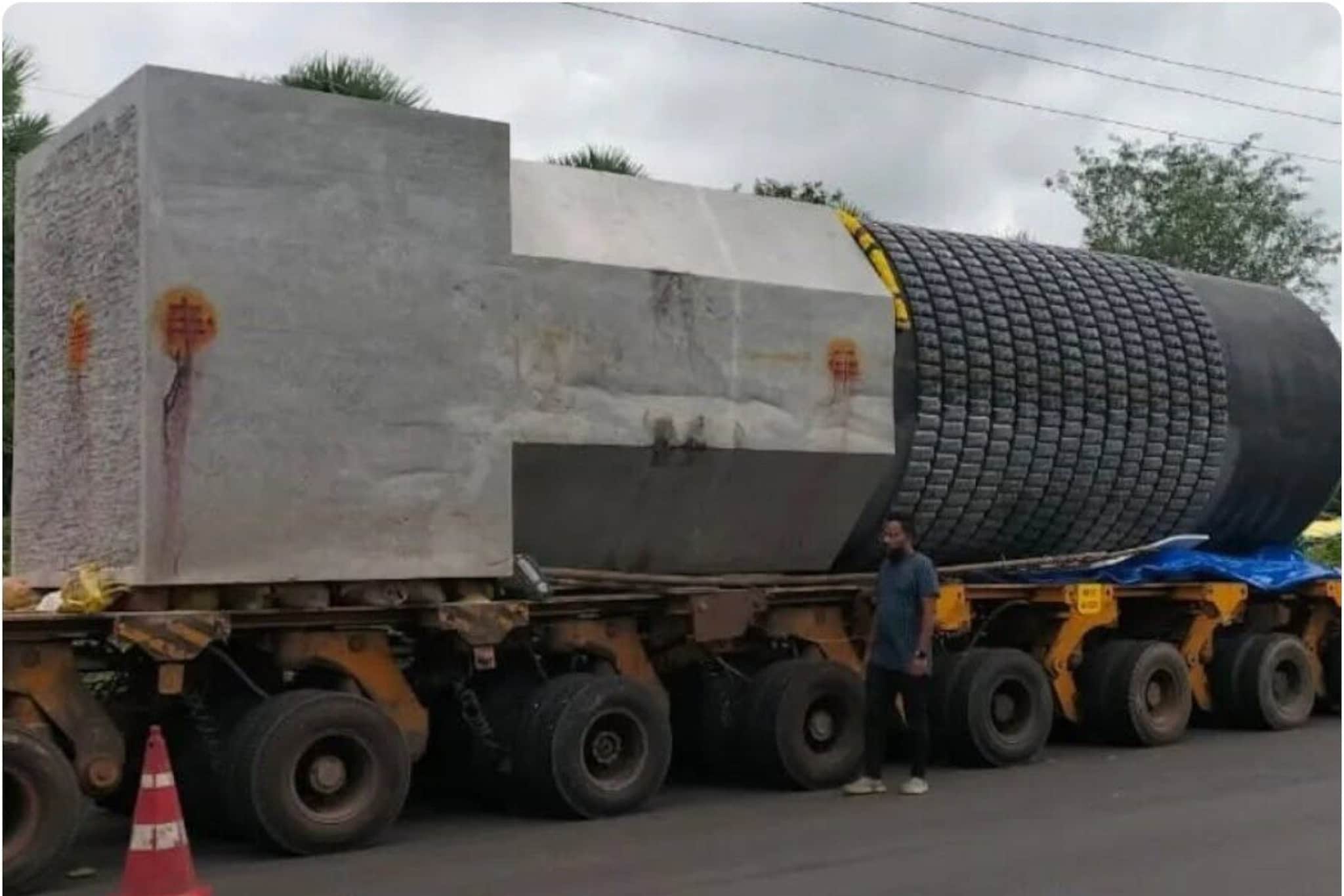 जगातील सगळ्यात मोठं शिवलिंग स्थापनेसाठी तयार; हेलीकॉप्टरने होणार पुष्पवर्षा