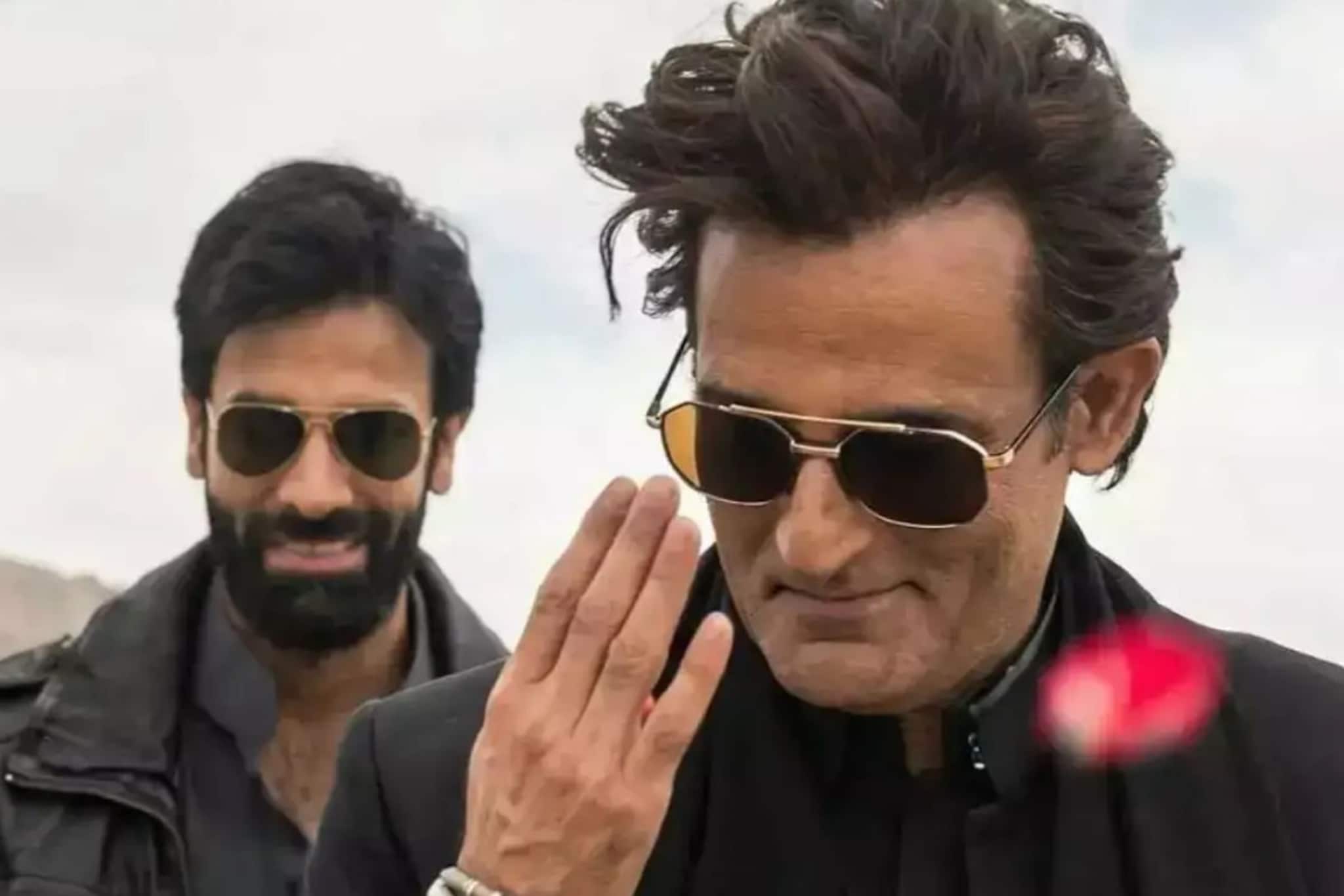 दिवसाचे 10 तास झोपून, नाश्ताही करत नाही, अक्षय खन्ना 50व्या वर्षी इतका फिट कसा?