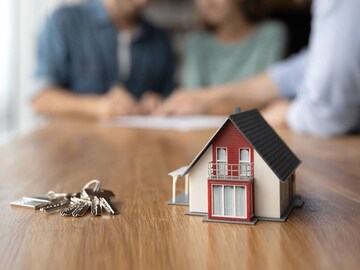 Loan : होम लोन घेण्यासाठी परफेक्ट वय कोणतं? तुम्ही उशीर तर नाही करत आहे ना? तज्ज्ञ काय सांगतात वाचा