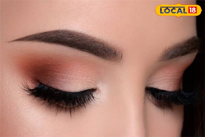 पातळ आणि कमकुवत भुवया आता चिंतेचा विषय राहिलेल्या नाहीत. तुम्ही नारळ तेल, कोरफड, आवळा, कांदा आणि एरंडेल तेल यासारख्या घरगुती उपायांनी तुमच्या भुवया जाड, काळी आणि चमकदार बनवू शकता. 