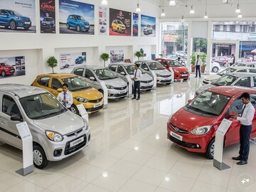 5 लाखांहून कमी किंमतीच्या या गाड्यांसाठी शोरुममध्ये गर्दी! ठरताय बेस्ट बजेट कार