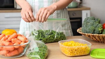 तुम्हीही प्लास्टिकच्या पिशवीसह भाजी फ्रीजमध्ये ठेवता? यामुळे काय होतं एकदा वाचाच