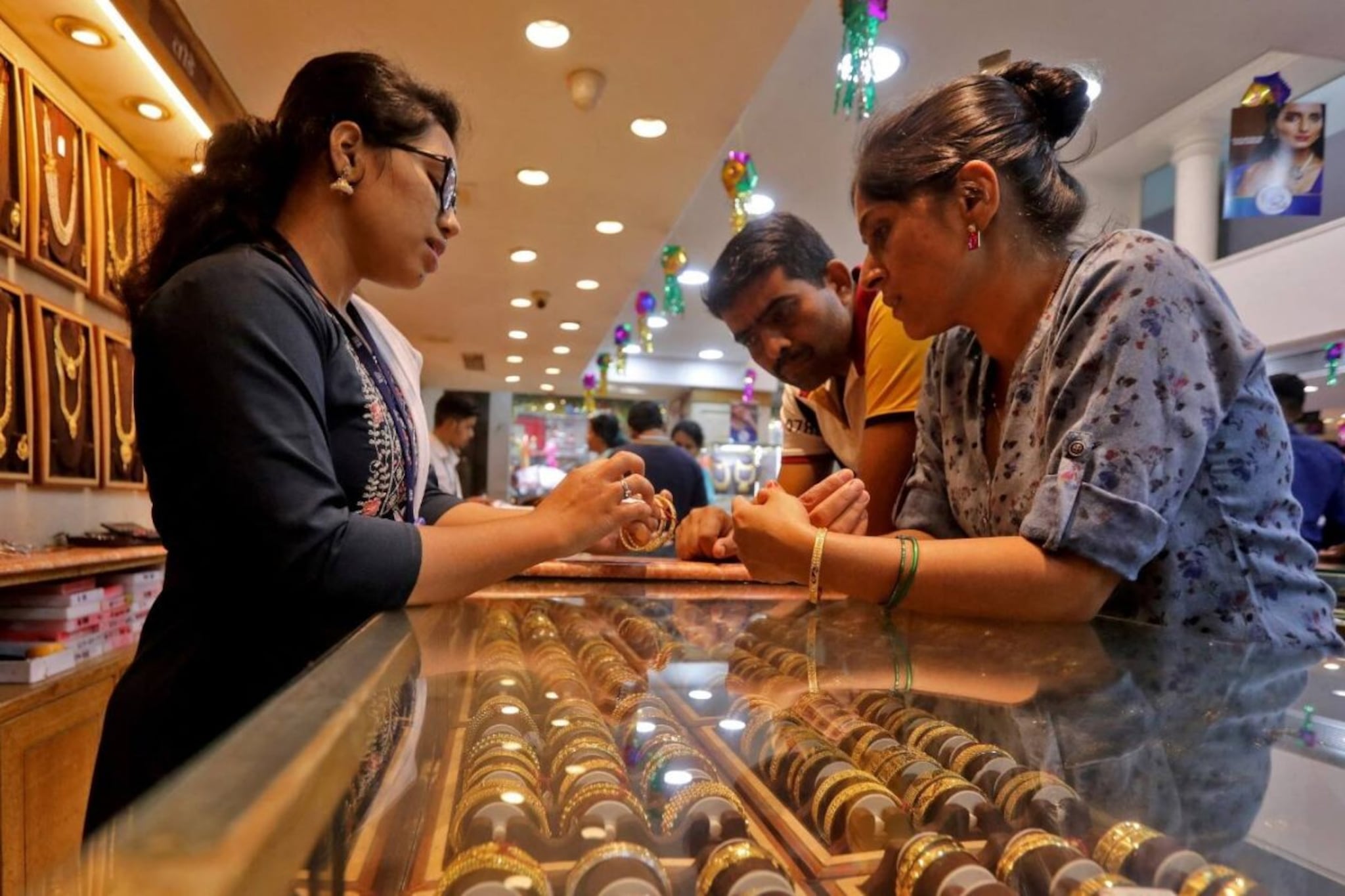 Gold Price : ऐन लग्नसराईत खिशावरचा भार वाढला, सोन्यानं बजेट बिघडवलं, दर ऐकाल तर डोळे होतील पांढरे