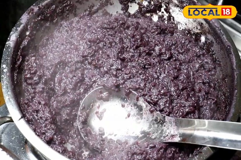 हिवाळ्यात गाजराचा हलवा खायला कोणाला आवडत नाही? पण तुम्ही कधी राजस्थानी पद्धतीने बनवलेला काळ्या गाजराचा हलवा खाल्ला आहे का? राजस्थानच्या गावांमध्ये महिला वेगळ्या रेसिपीने हा काळ्या गाजराचा पारंपरिक हलवा बनवतात. ताजे काळे गाजर, दूध आणि देशी तुपापासून तयार केलेला हा हलवा हिवाळ्याच्या थंडीत शरीराला उबदार ठेवतो. सकाळची थंडी असो किंवा संध्याकाळच्या चहाची वेळ, गरमागरम गाजराचा हलवा प्रत्येक प्रसंग खास बनवतो.