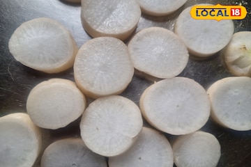 घरी सहज बनवता येते हेल्दी आणि टेस्टी मुळ्याचे लोणचे, एकदा बनवा आणि 6 महिने खा! घरी सहज बनवता येते हेल्दी आणि टेस्टी मुळ्याचे लोणचे, एकदा बनवा आणि 6 महिने खा!