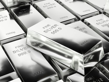 Silver Price: पुढील 3 महिन्यात किती असेल चांदीची किंमत? अंदाज एकदा पाहाच Silver Price: पुढील 3 महिन्यात किती असेल चांदीची किंमत? अंदाज एकदा पाहाच