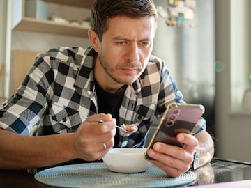 कितीही व्यायाम करा, होणार नाही फायदा! जेवताना केलेली 'ही' चूक, वेगाने वाढवेल वजन कितीही व्यायाम करा, होणार नाही फायदा! जेवताना केलेली 'ही' चूक, वेगाने वाढवेल वजन