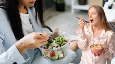 एफएमआरआय गुडगाव येथील क्लिनिकल न्यूट्रिशन प्रमुख डॉ. दीप्ती खतुजा म्हणतात की, शरीर एका जैविक घड्याळावर चालते. ज्याप्रमाणे झोपण्याची आणि उठण्याची वेळ असते, त्याचप्रमाणे शरीराला खाण्यासाठी एक दिनचर्या आवश्यक असते. आपण दररोज वेगवेगळ्या वेळी जेवण केल्यास शरीराला पचनाची तयारी कधी करावी आणि कधी विश्रांती घ्यावी हे समजत नाही. हा विकार हळूहळू हार्मोनल असंतुलनाचे कारण बनतो.