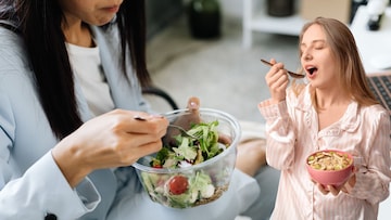 वेळीअवेळी जेवण कराल तर शरीर करेल बंड! डॉक्टरांनी दिले 5 गंभीर आजारांचे संकेत