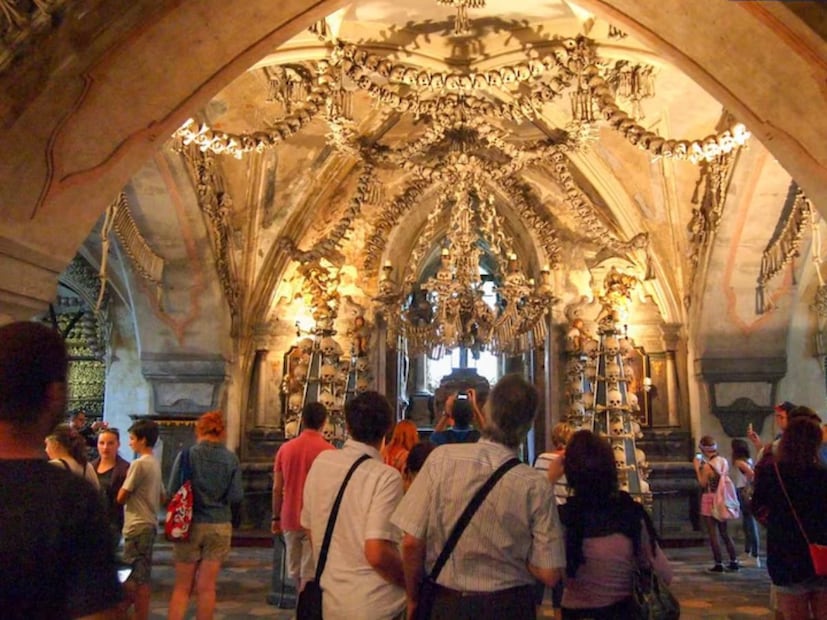 सेडलेक ऑस्युअरी चर्च, ज्याला बोन चर्च किंवा अस्थिकलश असेही म्हणतात. बाहेरून पाहिल्यास हे चर्च इतर चर्चसारखेच अगदी सामान्य दिसते. पण आत गेल्यावर डोळ्यांवर विश्वास बसत नाही. हे चर्च चेक रिपब्लिकमधील कुटना होरा शहराजवळ सेडलेक नावाच्या ठिकाणी आहे. सेडलेक ऑस्युअरी चर्च, ज्याला बोन चर्च किंवा अस्थिकलश असेही म्हणतात. बाहेरून पाहिल्यास हे चर्च इतर चर्चसारखेच अगदी सामान्य दिसते. पण आत गेल्यावर डोळ्यांवर विश्वास बसत नाही. हे चर्च चेक रिपब्लिकमधील कुटना होरा शहराजवळ सेडलेक नावाच्या ठिकाणी आहे.