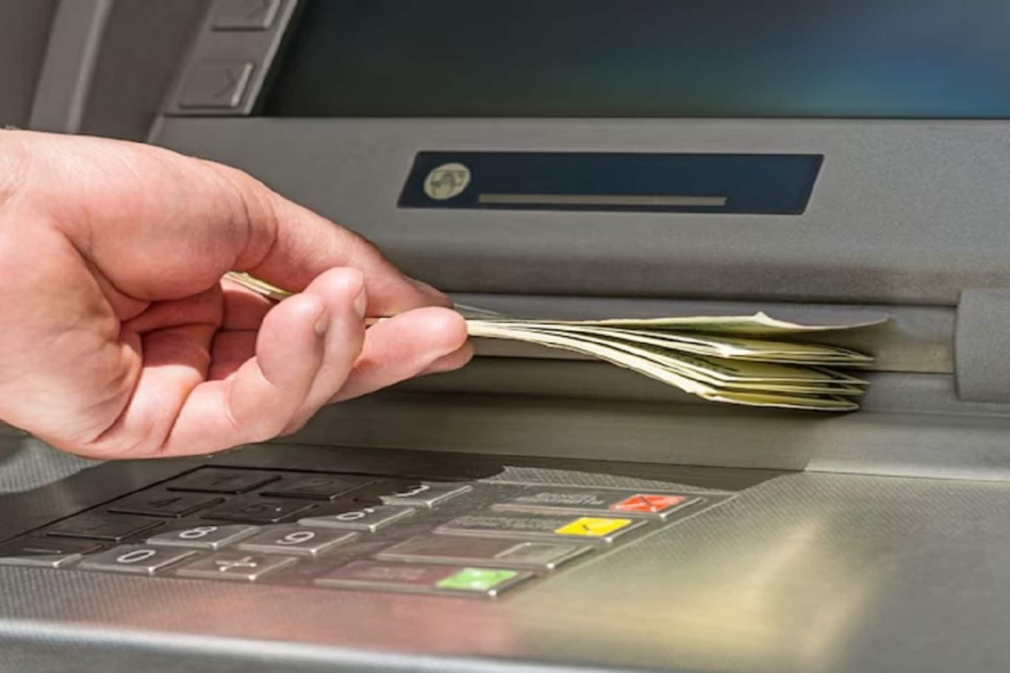 ATM मधून कॅश काढणं महागलं! मोठ्या बँकेने वाढवले चार्जेस, यात तुमचं अकाउंट आहे?