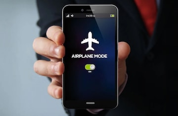 Airplane Mode ऑन केल्यावर फोनमध्ये काय होतं? Switch off पेक्षा हे कसं वेगळं?