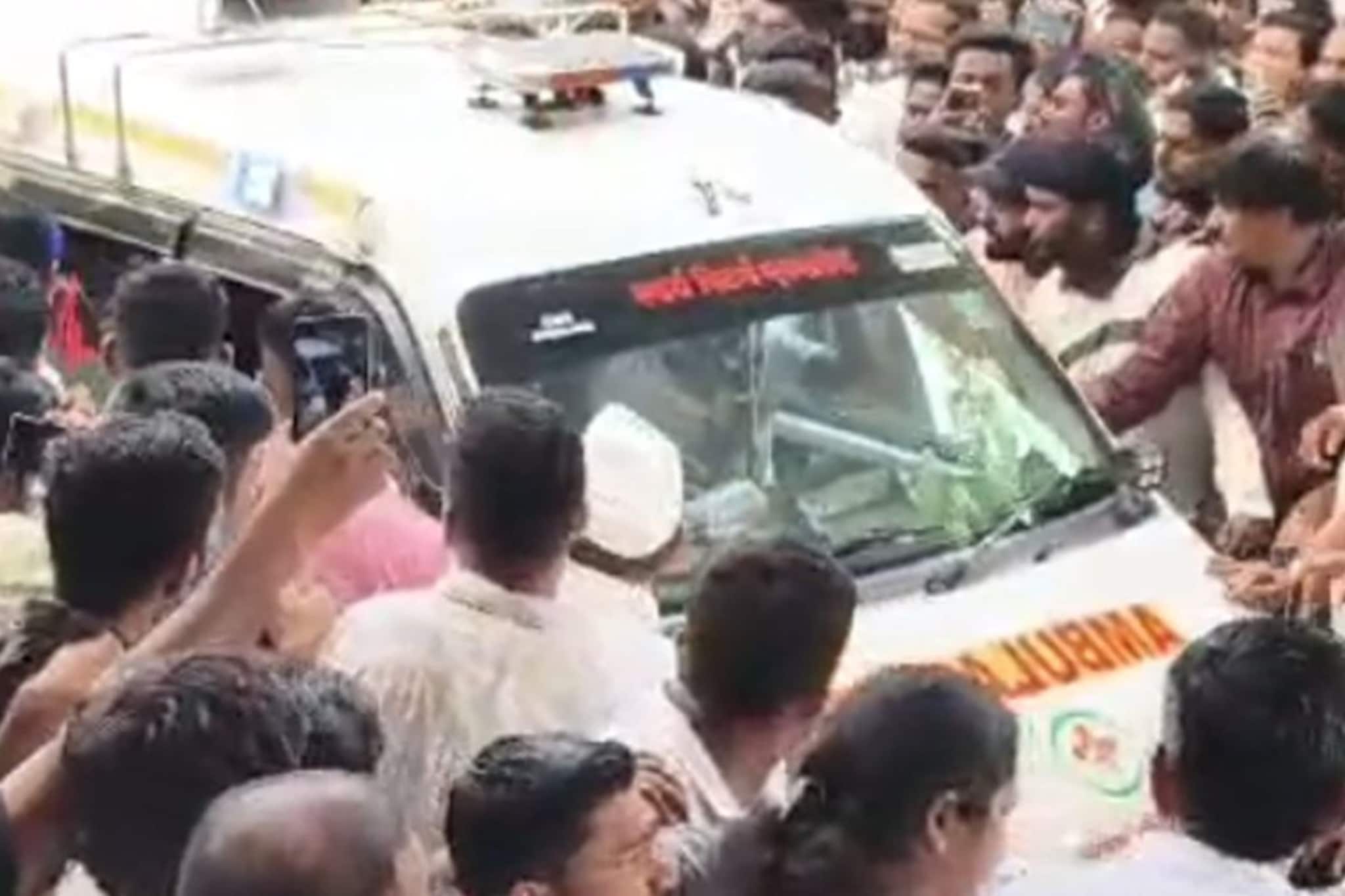 अजित पवा पार्थिव आणल्यानंतर काळीज पिळवटून टाकणारा कार्यकर्त्यांचा आक्रोश अजित पवा पार्थिव आणल्यानंतर काळीज पिळवटून टाकणारा कार्यकर्त्यांचा आक्रोश