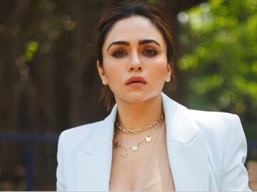 अमृता खानविलकर म्हणे,'मी मिडल क्लास कारण माझ्याकडे...' अमृता खानविलकर म्हणे,'मी मिडल क्लास कारण माझ्याकडे...'