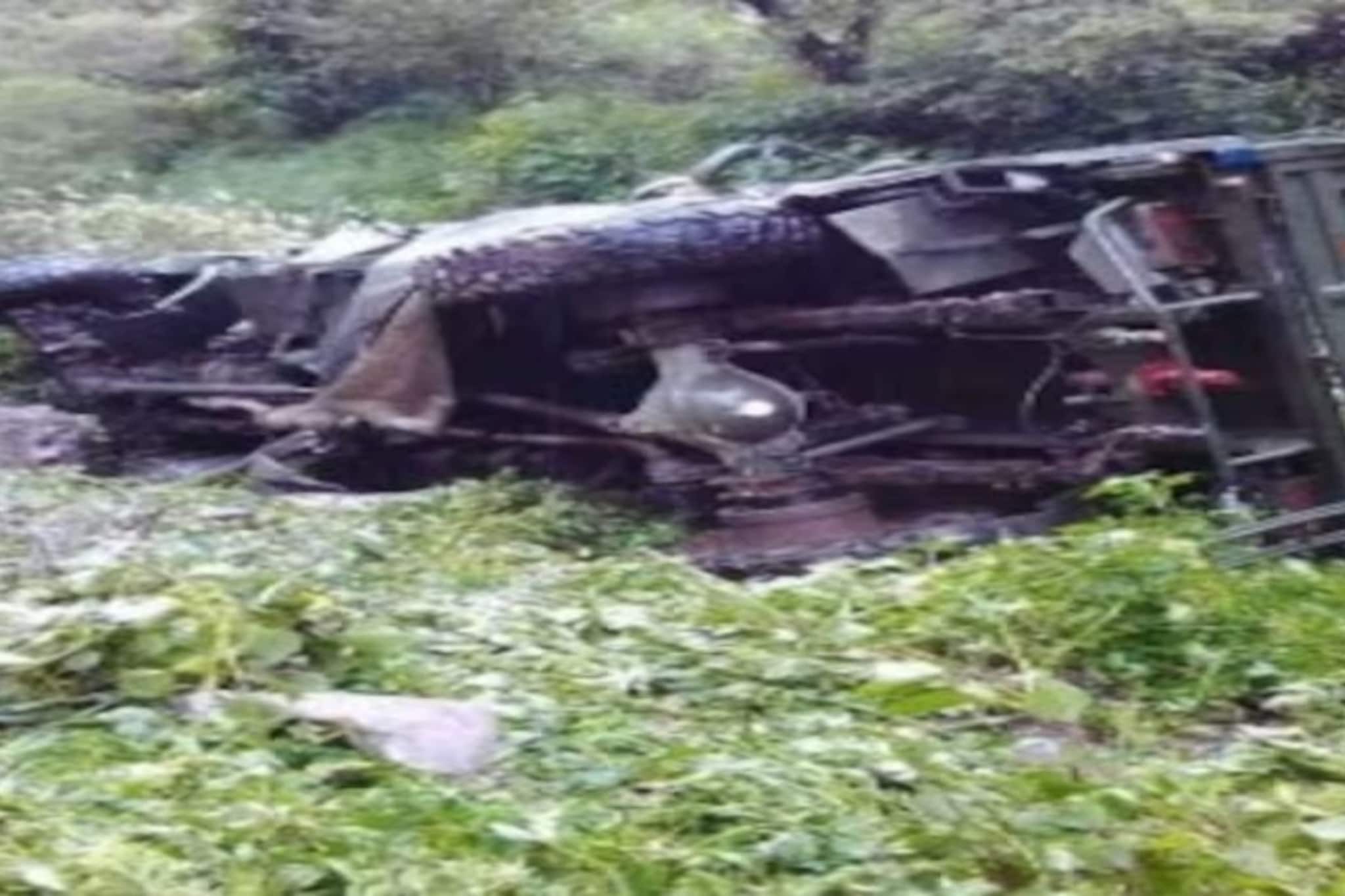 काश्मीरात अनर्थ घडला, लष्करी वाहन 200 फूट दरीत कोसळले; 10 जवानांचा मृत्यू