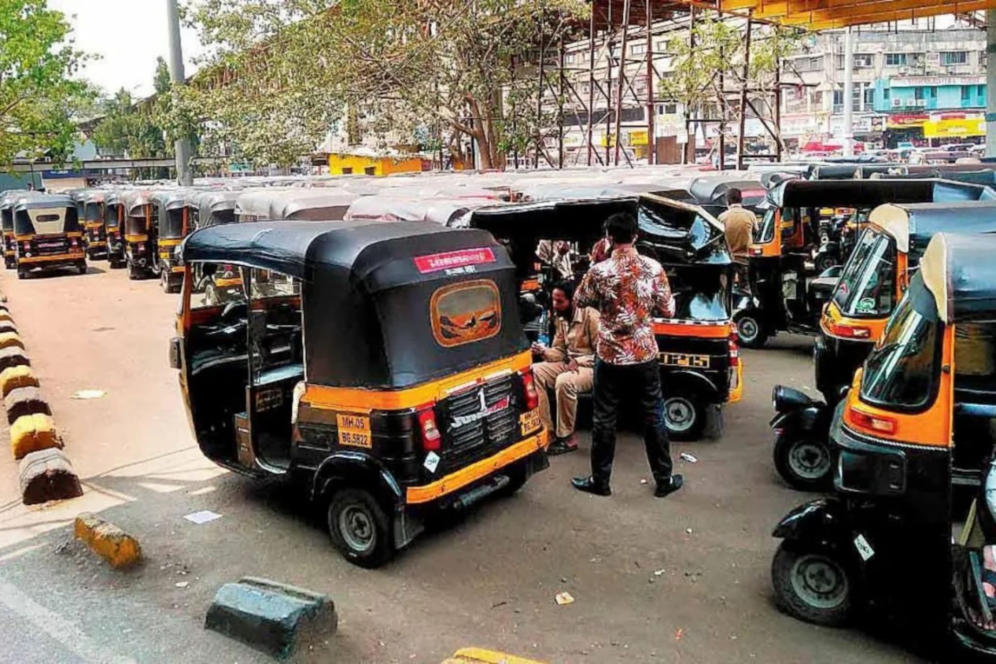 रिक्षाचालकआहे की दादा? कल्याण स्टेशन परिसरात प्रवासी रोज त्रस्त; RTO पोलीस झोपले