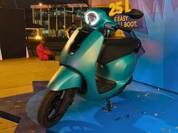 Bajaj आता मार्केट करणार जाम,आणली स्वस्तात मस्त स्कुटर, किंमत आणि रेंजही बेस्ट