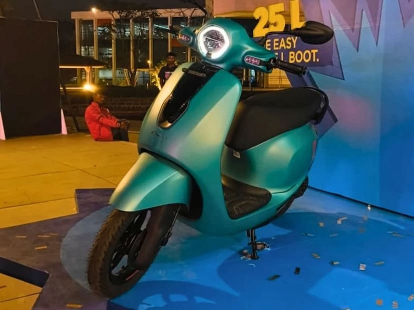 भारतातील सर्वात मोठी बाइक आणि रिक्षा उत्पादक कंपनी असलेल्या बजाज ऑटोने आता मार्केटमध्ये नवीन धमाका केला आहे. बजाजने आपली लोकप्रिय चेतक इलेक्ट्रिक स्कूटरचं स्वस्तात मस्त असं मॉडेल लाँच केलं आहे. नवीन चेतक C25 अखेरीस मार्केटमध्ये दाखल झाली आहे. चेतक सीरिजमध्ये ही सगळ्यात स्वस्त अशी स्कुटर आहे. या स्कुटरची किंमत एक्स-शोरूम 91,399 रुपये इतकी ठेवण्यात आली आहे. भारतातील सर्वात मोठी बाइक आणि रिक्षा उत्पादक कंपनी असलेल्या बजाज ऑटोने आता मार्केटमध्ये नवीन धमाका केला आहे. बजाजने आपली लोकप्रिय चेतक इलेक्ट्रिक स्कूटरचं स्वस्तात मस्त असं मॉडेल लाँच केलं आहे. नवीन चेतक C25 अखेरीस मार्केटमध्ये दाखल झाली आहे. चेतक सीरिजमध्ये ही सगळ्यात स्वस्त अशी स्कुटर आहे. या स्कुटरची किंमत एक्स-शोरूम 91,399 रुपये इतकी ठेवण्यात आली आहे.