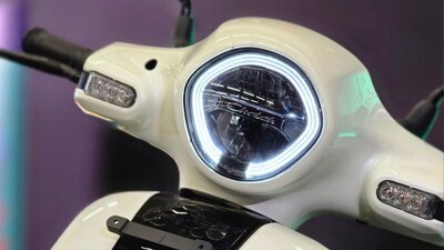  बजाजने आपली लोकप्रिय चेतक इलेक्ट्रिक स्कूटरचं स्वस्तात मस्त असं मॉडेल लाँच केलं आहे. नवीन  चेतक C25 अखेरीस मार्केटमध्ये दाखल झाली आहे. 