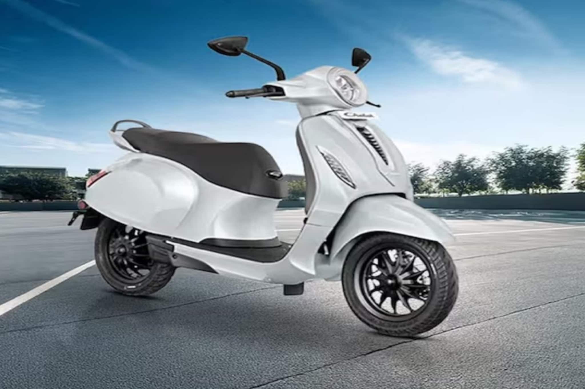 इलेक्ट्रिक स्कूटर खरेदीचा प्लॅन असेल तर थोडं थांबा! लॉन्च होतेय स्वस्त बजाज चेतक