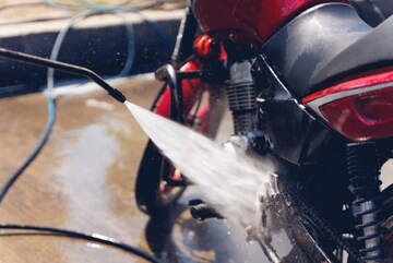 बाईक धुताना लोक करतात हा सामान्य चुका! इंजिनसह बॉडीलाही होऊ शकतं नुकसान