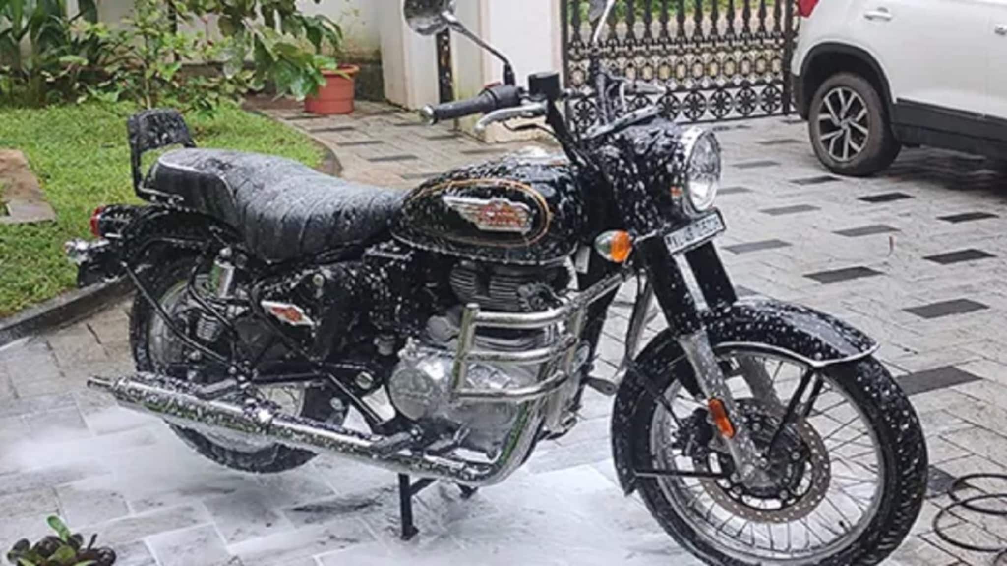 बाईक धुताना लोक करतात हा सामान्य चुका! इंजिनसह बॉडीलाही होऊ शकतं नुकसान