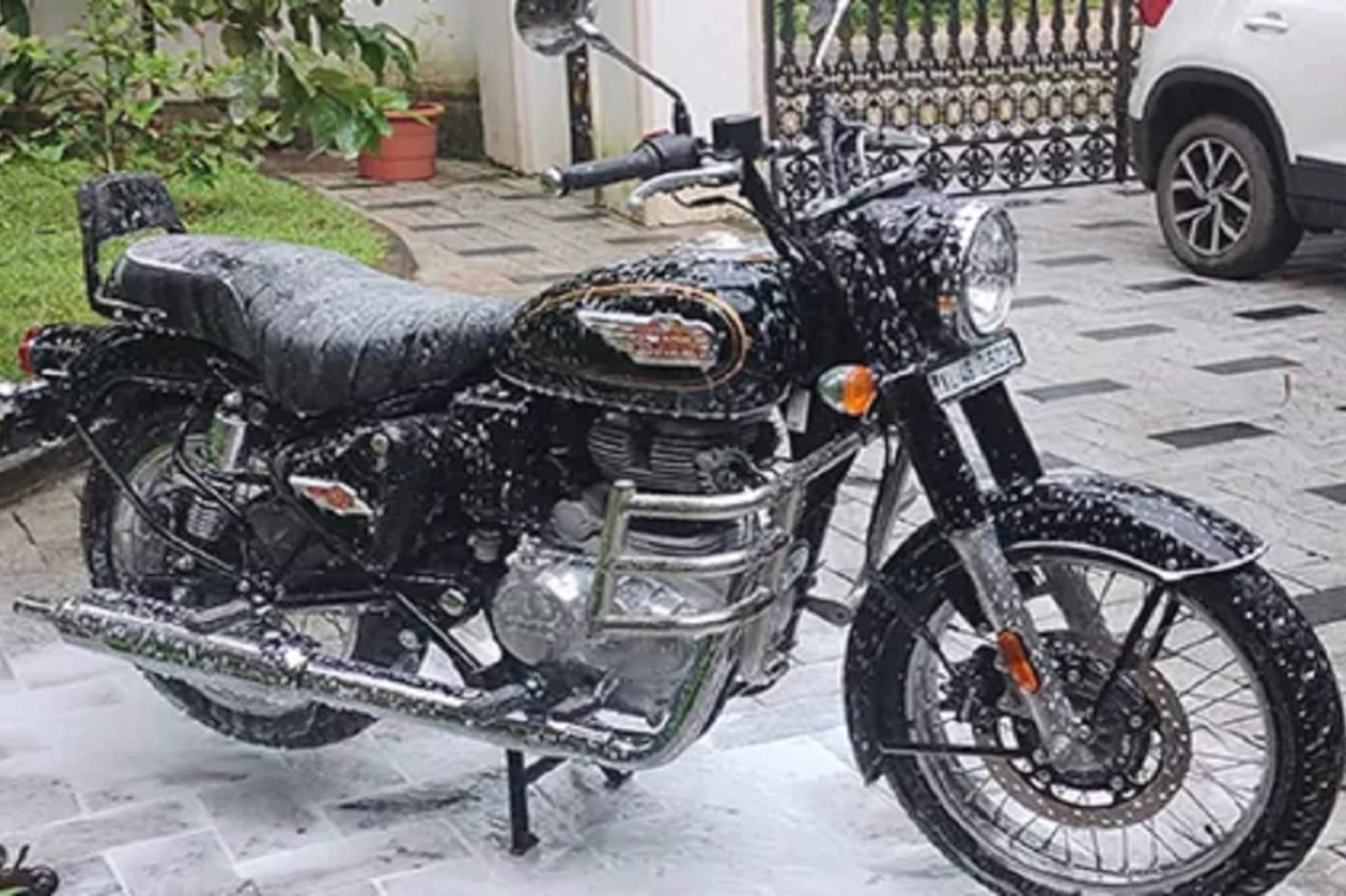 बाईक धुताना लोक करतात हा सामान्य चुका! इंजिनसह बॉडीलाही होऊ शकतं नुकसान