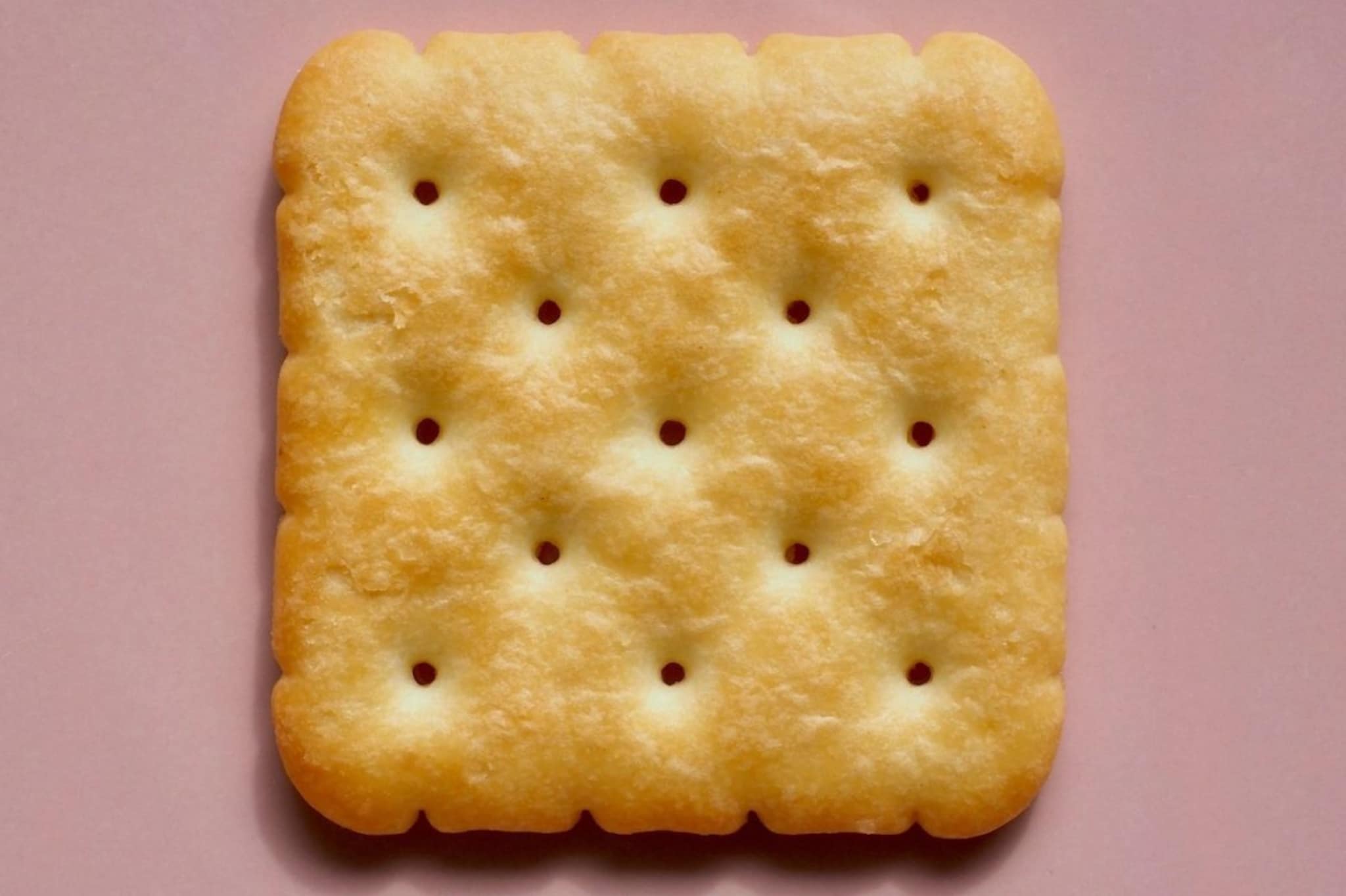 काही बिस्किटवर होल असतात, काहींवर नाही; असं का? ही फक्त डिझाइन नाही, कारण वेगळंच