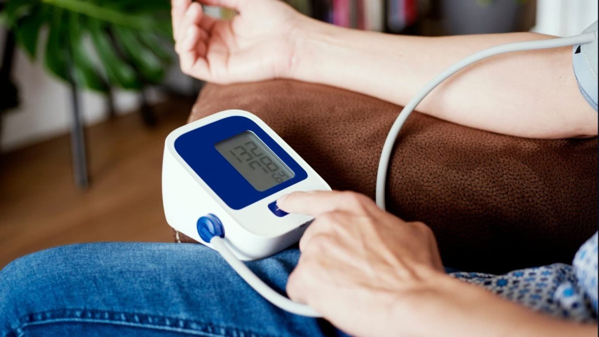 Blood Pressure : घरी BP चेक करताय सांभाळून! ब्लड प्रेशरवर होतोय मोठा परिणाम, नागपूरच्या डॉक्टरांनी केलं सावध