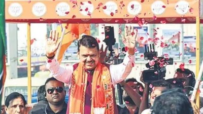 मुख्यमंत्री देवेंद्र फडणवीस के रोड शो के दौरान भोसरी में आग, पुणे में हड़कंप.