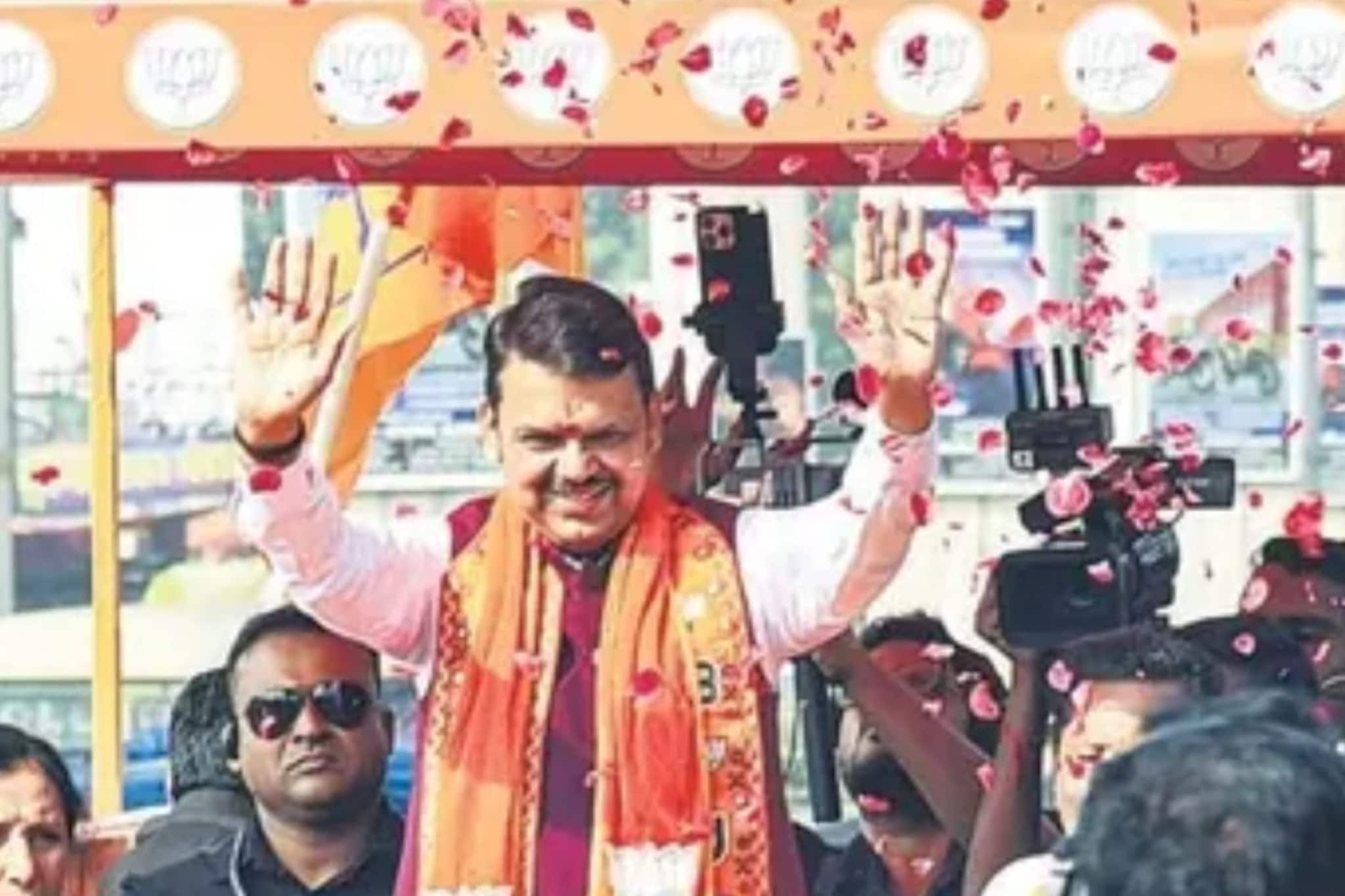 मुख्यमंत्री देवेंद्र फडणवीस यांच्या रोड शो दरम्यान भोसरीत आग, मोठी खळबळ