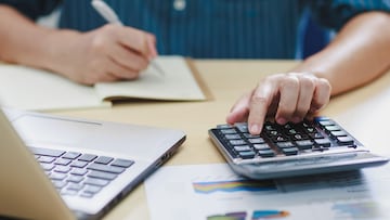 Calculator : कॅलक्युलेटर AC आणि CE बटण कशासाठी असतं, याचं काम काय? Calculator : कॅलक्युलेटर AC आणि CE बटण कशासाठी असतं, याचं काम काय?