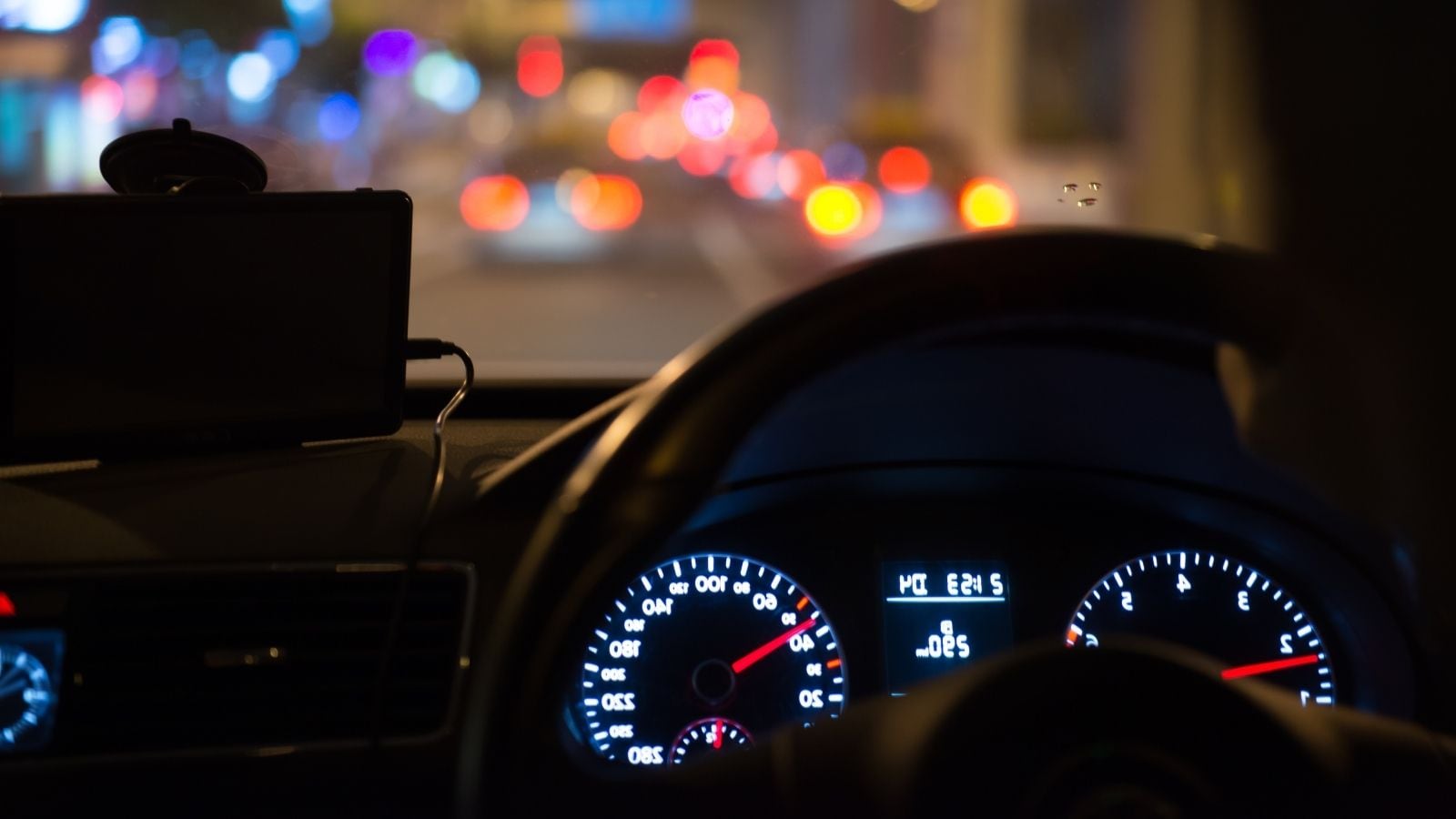 वेळेवर सर्व्हिसिंग करण्याचे 'हे' आहेत फायदे1. चांगलं मायलेज: इंजिन ट्यूनिंग नीट असेल तर गाडी कमी इंधनात जास्त धावते. 2. महागड्या दुरुस्तीपासून सुटका: छोट्या समस्या वेळीच सुटल्यामुळे पुढे जाऊन इंजिन निकामी होण्यासारखे मोठे खर्च वाचतात. 3. सुरक्षित प्रवास: हायवेवर अचानक गाडी बंद पडण्याचा किंवा ब्रेक फेल होण्याचा धोका कमी होतो.