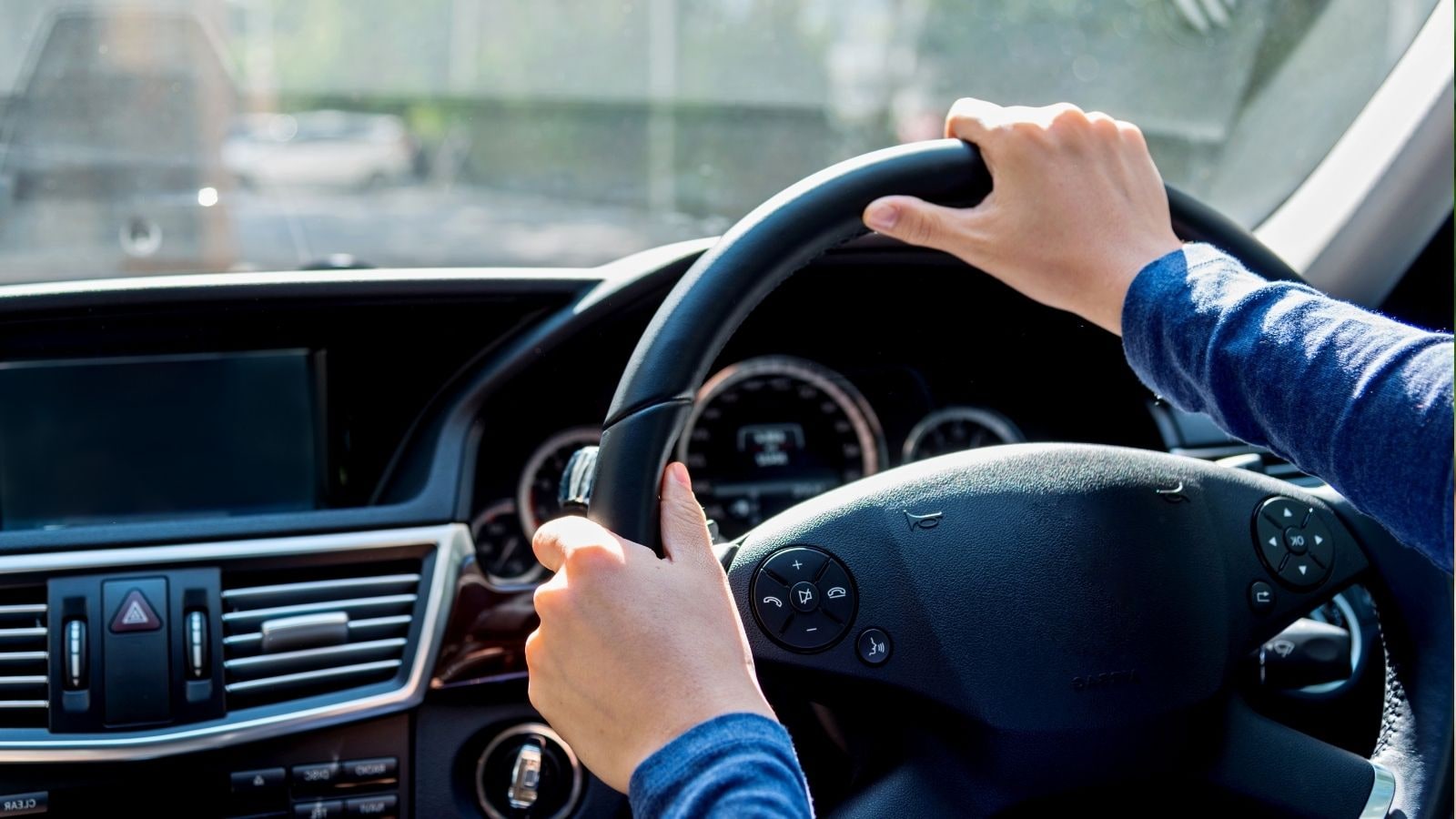 सर्व्हिसिंगमध्ये नक्की काय काय तपासलं जातं?जेव्हा तुम्ही गाडी अधिकृत सर्व्हिस सेंटरला देता, तेव्हा खालील महत्त्वाच्या बाबींची तपासणी होते. इंजिन ऑईल बदलणे: जुनं ऑईल काढून नवीन ऑईल टाकलं जातं. फिल्टर चेक: ऑईल फिल्टर आणि एअर फिल्टरची स्वच्छता किंवा बदल. ब्रेक सिस्टीम: ब्रेक पॅड्स आणि ब्रेक ऑईलची कार्यक्षमता तपासणे. इलेक्ट्रॉनिक सिस्टीम: बॅटरीची स्थिती, इंडिकेटर्स, वायपर्स आणि सर्व लाइट्स. टायर आणि सस्पेन्शन: टायरमधील हवा, अलाइनमेंट आणि गाडीचे सस्पेन्शन स्मूद आहे की नाही याची खात्री.