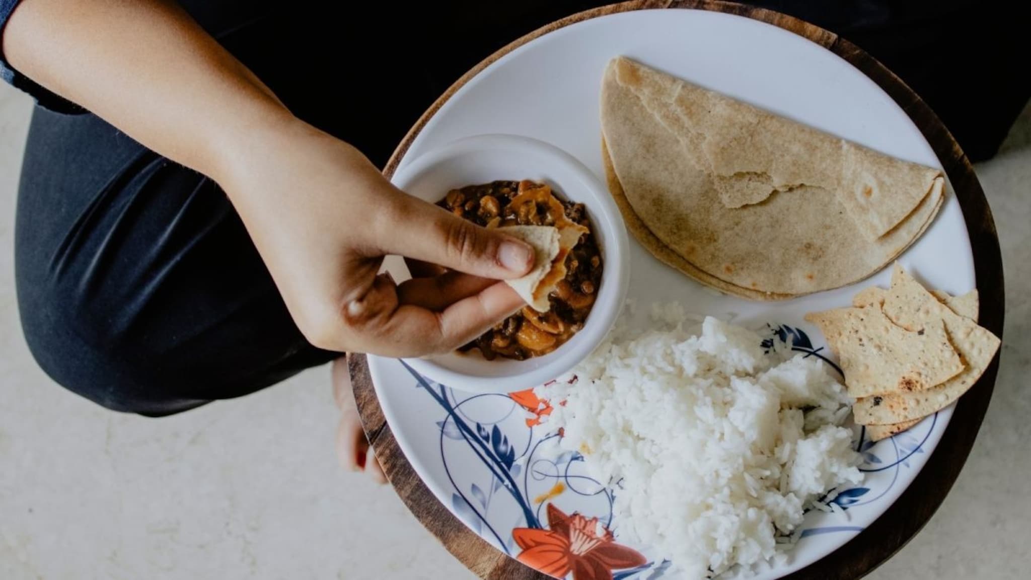 Bhaji Chapati : तुम्ही चुकीच्या पद्धतीने खाताय भाजी-चपाती; डॉक्टरांनी सांगितली पोळीभाजी खाण्याची योग्य पद्धत