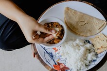 Bhaji Chapati : तुम्ही चुकीच्या पद्धतीने खाताय भाजी-चपाती; डॉक्टरांनी सांगितली पोळीभाजी खाण्याची योग्य पद्धत