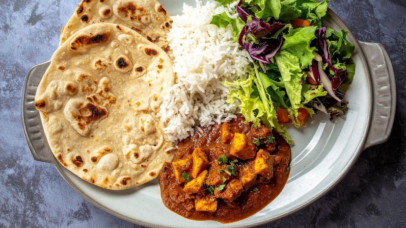 चपाती भाजी किंवा पोळी भाजी कित्येकांचा सकाळचा नाश्ता. शाळा, ऑफिस, कॉलेजसाठी टिफिनमध्येही कित्येक जण चपाती-भाजी नेतात. चपाती भाजी किंवा पोळी भाजी कित्येकांचा सकाळचा नाश्ता. शाळा, ऑफिस, कॉलेजसाठी टिफिनमध्येही कित्येक जण चपाती-भाजी नेतात.