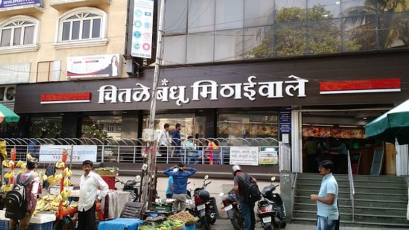 चितळे बंधू- पुण्यातील डेक्कनमधील जिमखान्याजवळ चितळे बंधूंचं शॉप इथे आहे. या शॉपमधून तुम्हाला मोदकचे वेगवेगळ्या व्हरायटी खायला मिळतील. उकडीचे मोदक, मावा स्पेशल मोदक, ड्रायफ्रुट्स मोदक, चॉकलेट मोदकसह वेगवेगळ्या मोदक तुम्हाला इथे खायला मिळेल. चितळे बंधू- पुण्यातील डेक्कनमधील जिमखान्याजवळ चितळे बंधूंचं शॉप इथे आहे. या शॉपमधून तुम्हाला मोदकचे वेगवेगळ्या व्हरायटी खायला मिळतील. उकडीचे मोदक, मावा स्पेशल मोदक, ड्रायफ्रुट्स मोदक, चॉकलेट मोदकसह वेगवेगळ्या मोदक तुम्हाला इथे खायला मिळेल.