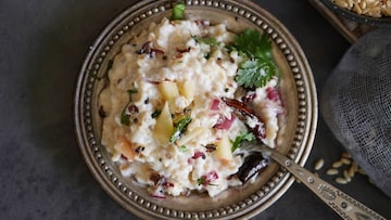 दह्यात काकडी टाकून का खाऊ नये; कोशिंबीर किंवा रायता खाल्ल्याने काय होतं? दह्यात काकडी टाकून का खाऊ नये; कोशिंबीर किंवा रायता खाल्ल्याने काय होतं?