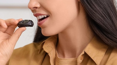Doctors Reveal Benefits: Woman Eats 2 Dates Daily Before Period, See the Results!