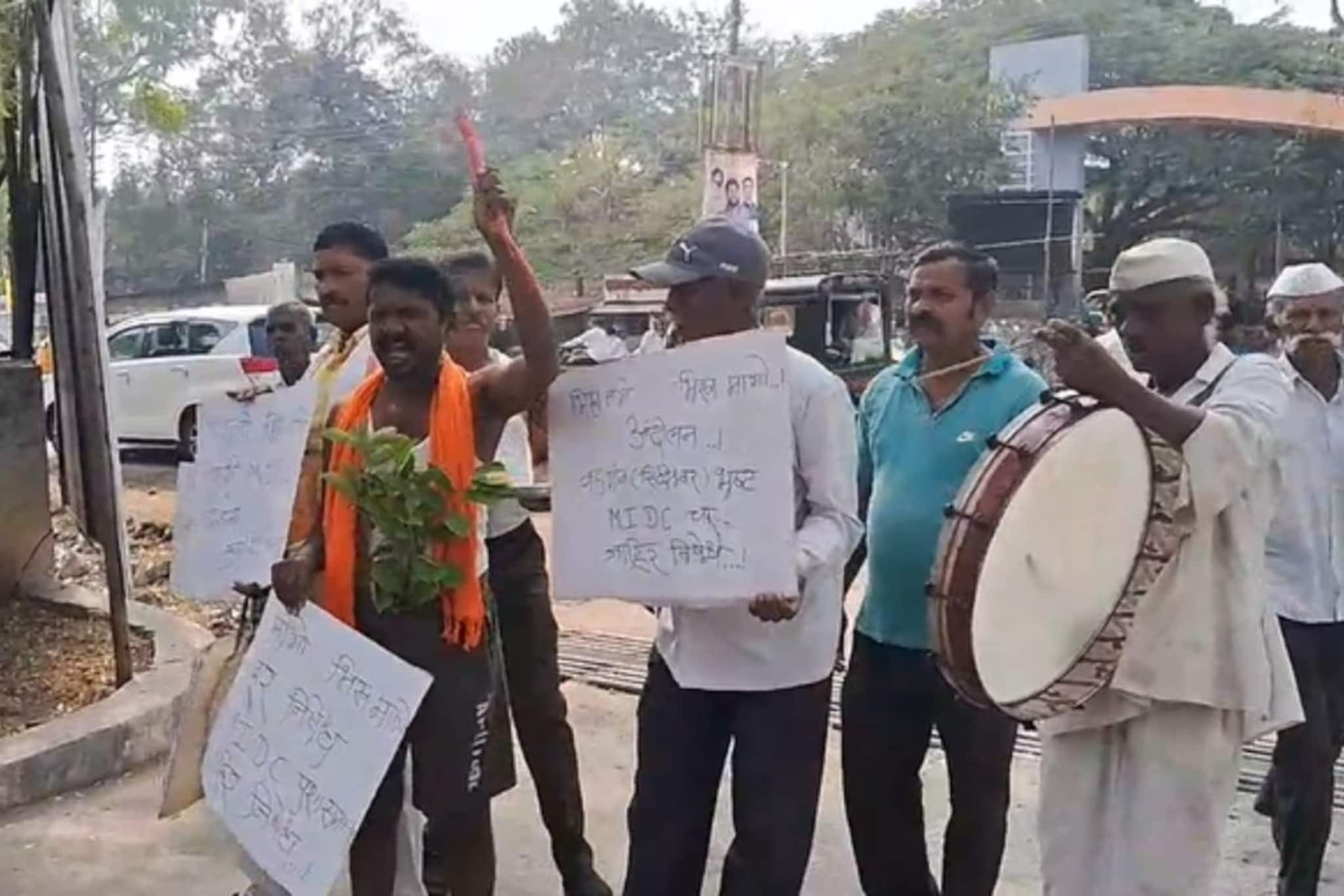 अतिवृष्टीत डान्स करणाऱ्या जिल्हाधिकाऱ्यांचा आणखी एक कारनामा