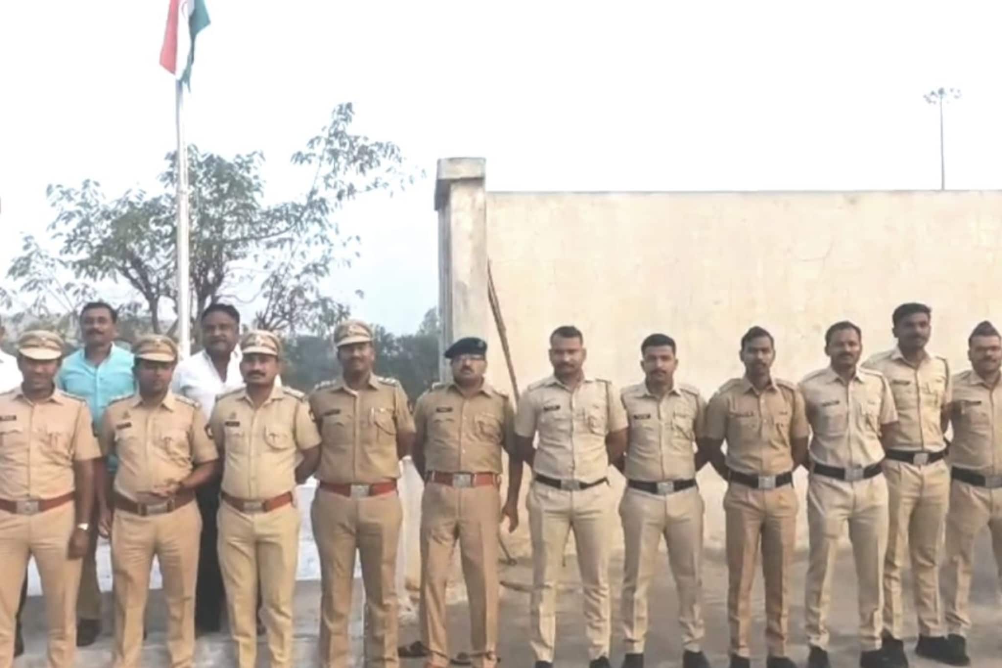 झेंड्याला सॅल्युट केलं अन् फोटो काढताना काळाने झडप घातली,पोलीस अधिकाऱ्याचा मृत्य