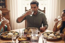 Drinking Water While Eating : जेवताना पाणी का पिऊ नये, जेवणाच्या मधे मधे पाणी प्यायल्याने काय होतं?