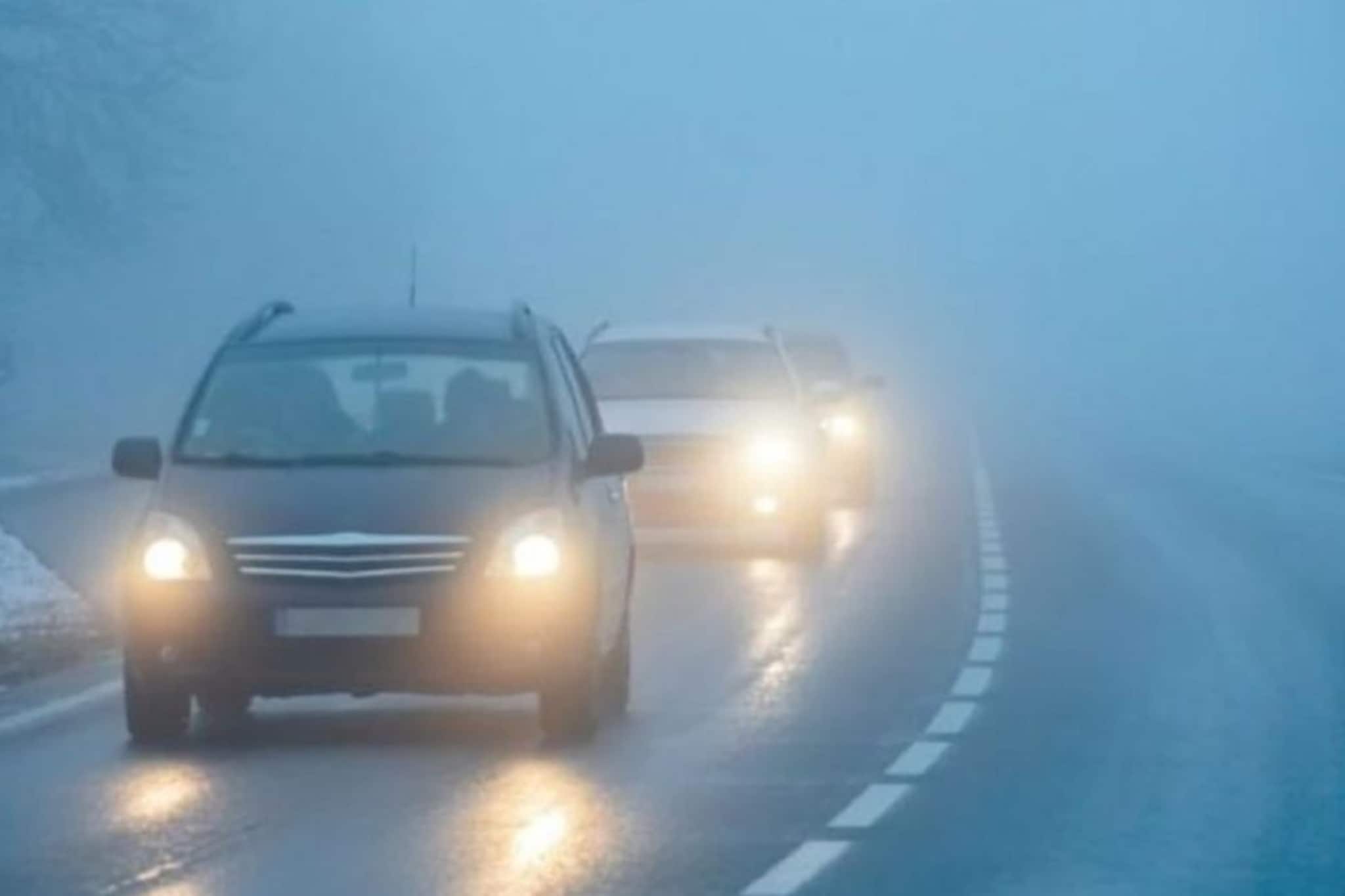 धुक्यात अपघातांपासून बचावासाठी कारमध्ये अवश्य असावेत हे सेफ्टी टूल्स! घ्या जाणून